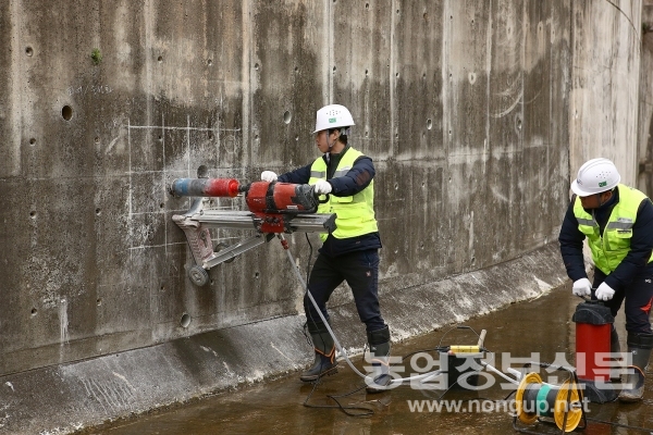 공사 안전진단사업단에서 저수지 방수로 옹벽 콘크리트 코어를 채취하고 있다. 채취한 시료는 강도시험 염화물함유랑 등을 시험한다.